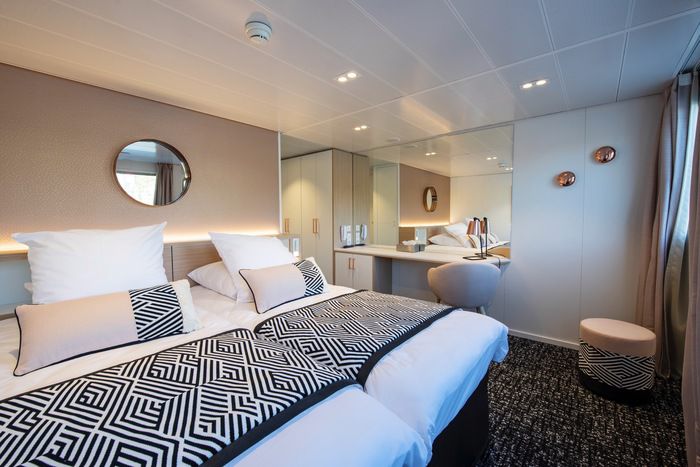 CAT. A - Main Deck 2 Adjustable Beds